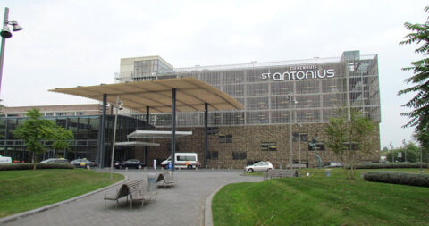 Instorting hellingbanen parkeergarage Nieuwegein slaat groot gat in gebouw