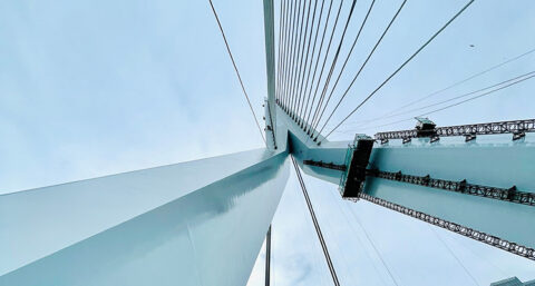 Verbleekte Erasmusbrug wordt weer blauw