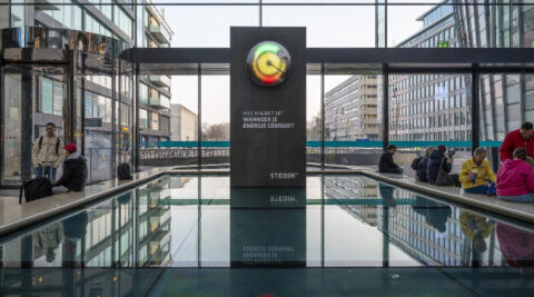 Eerste fysieke eKlok maakt drukte op het net zichtbaar