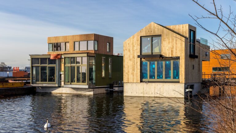 Amsterdam 2019 twee drijvende woningen