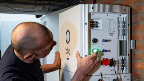 Zonnestroom remt af, batterij-opslag groeit explosief