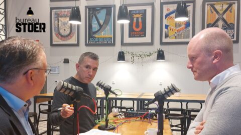 Friese bouwer lost netcongestie op met warmtepompen en deelauto\'s: \'De netbeheerder zei: tien woningen op één aansluiting? Dat gaat zomaar niet\'