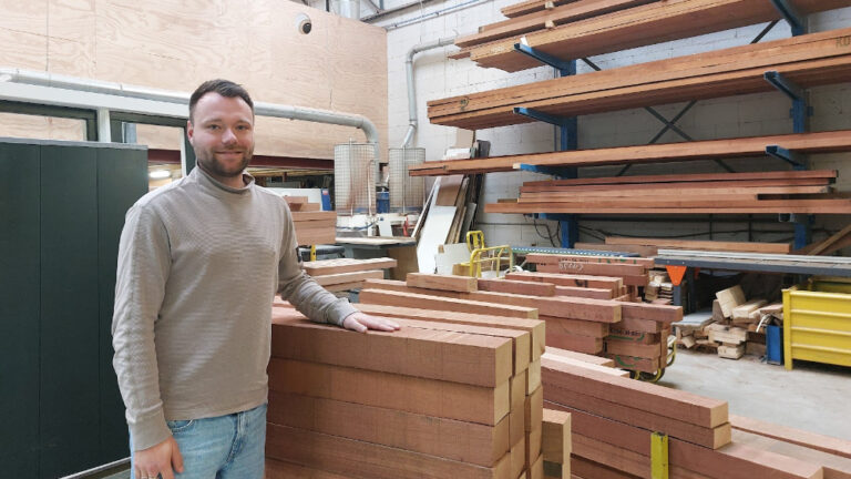 Maak van garagebox een huis: \'Te klein voor een Dafje, maar prima om in te wonen\'