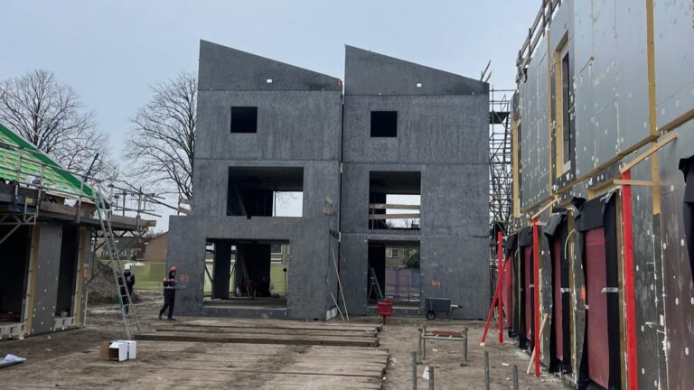 De eerste cement-arme betonnen huizen staan in Roosendaal: \'Een doorbraak, maar de telefoon staat nog niet roodgloeiend\'