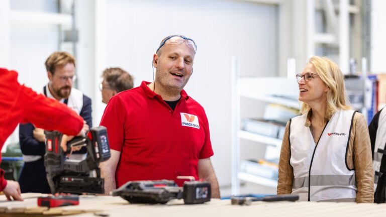 Minister brengt haperende \'woningbouwmachine\' op stoom: ‘De rust die ze uitstraalt…’   