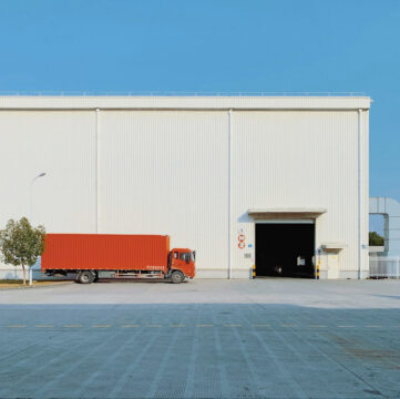 Reachtrucks of heftrucks: wat past bij jouw magazijn?