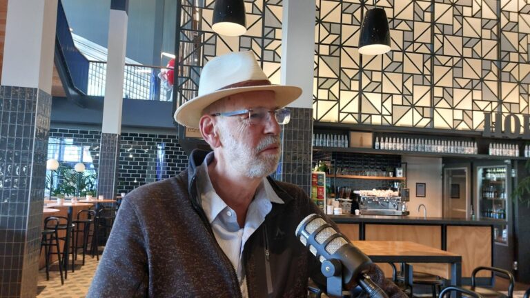 De duurzame boekenkast van Ronald Rovers: \'Wie heeft bedacht dat we als land all electric moeten zijn?’