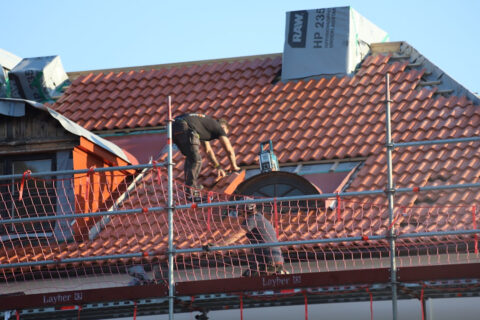 Veilig werken op hoogte: welke klimmaterialen en steigers heb je nodig?