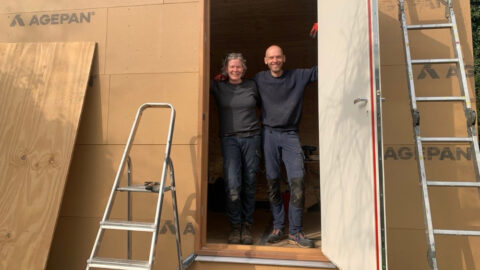 Architect bouwt schuur met eigen handen: ‘zo’n constructie zelf plaatsen is echt een ander verhaal’