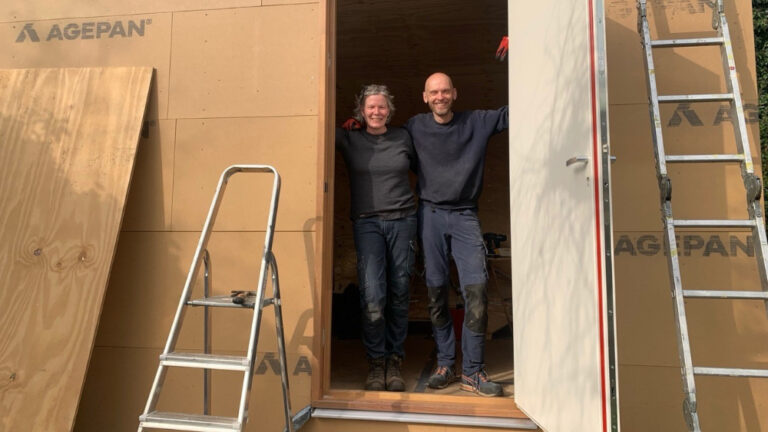 Architect bouwt schuur met eigen handen: ‘zo’n constructie zelf plaatsen is echt een ander verhaal’