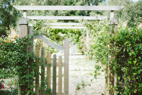 De perfecte tuinpoort installeren: materialen, frames en montagetips