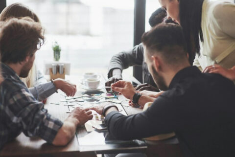 Teambuilding via spellen: hoe gezelschapsspellen samenwerking versterken